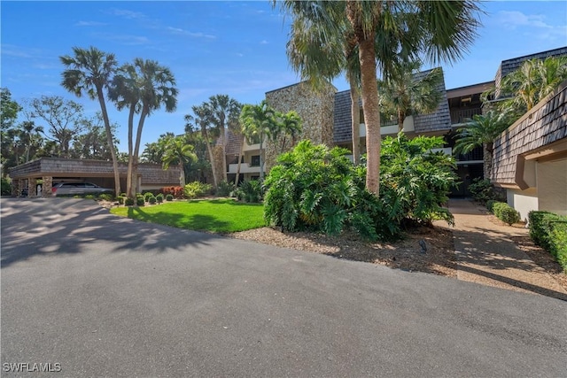 exterior space featuring a front yard