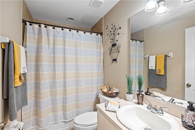 full bathroom with toilet, vanity, and shower / bath combo