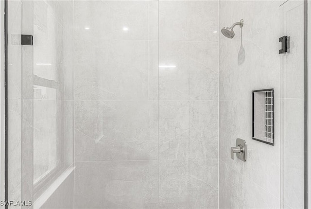 details featuring tiled shower