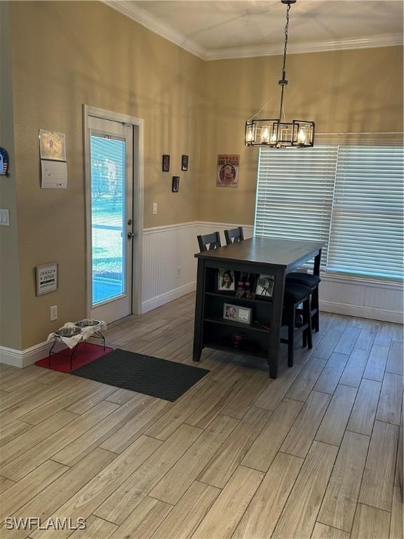 dining room with crown molding and a notable chandelier