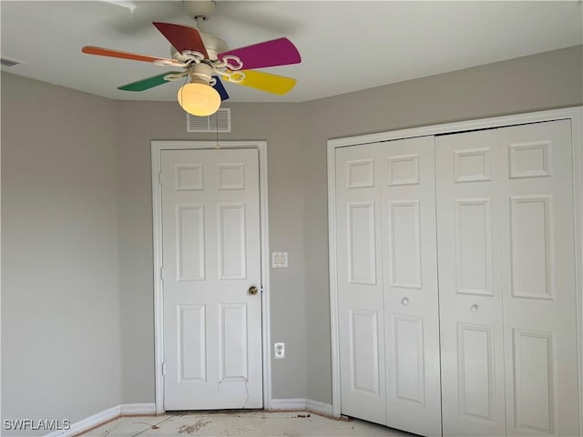 unfurnished bedroom featuring ceiling fan and a closet