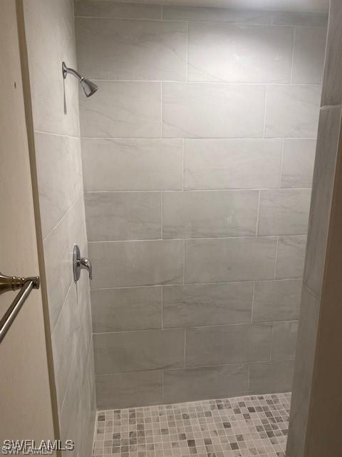 bathroom featuring a tile shower