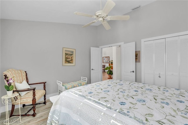 bedroom with light wood-type flooring, a closet, and ceiling fan