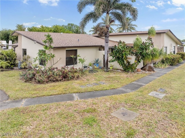 view of front facade with a front yard