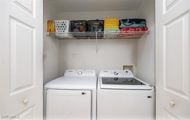 washroom featuring washing machine and clothes dryer