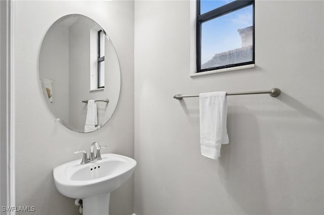 bathroom featuring sink