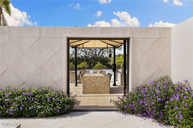 view of exterior entry featuring stucco siding