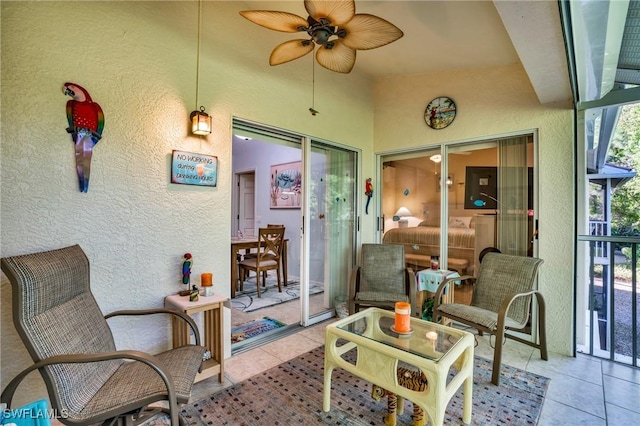 sunroom with ceiling fan