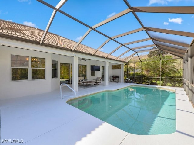 view of swimming pool with a lanai, a patio area, ceiling fan, and an outdoor hangout area