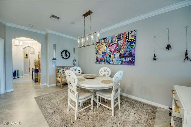 dining space featuring arched walkways, baseboards, visible vents, and crown molding