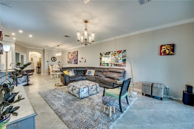 living room featuring arched walkways, ornamental molding, visible vents, and a notable chandelier