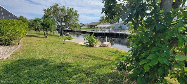 view of yard featuring a water view