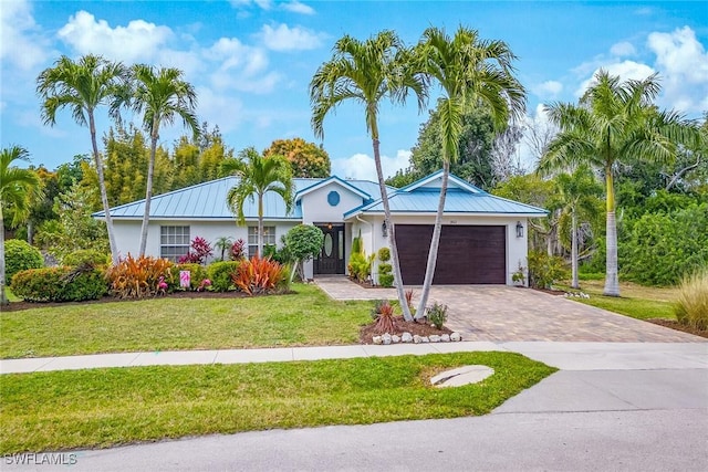 view of front of home featuring a front yard and a garage