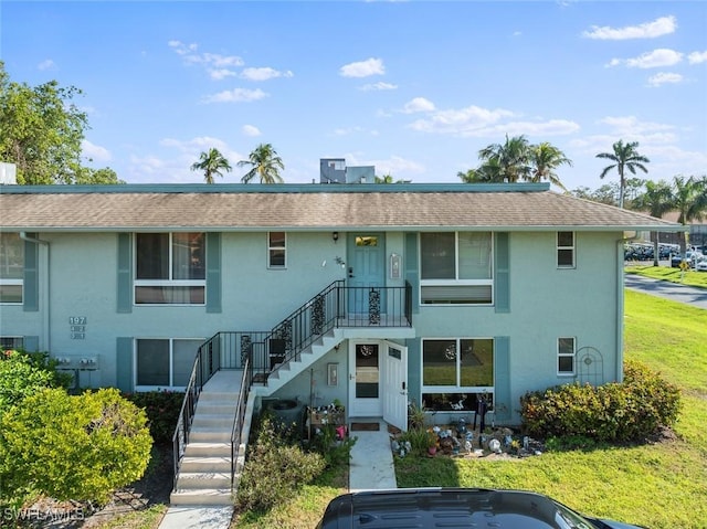 view of front of property featuring a front lawn