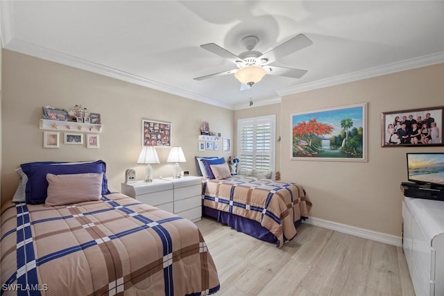 bedroom featuring ceiling fan, crown molding, and light hardwood / wood-style floors