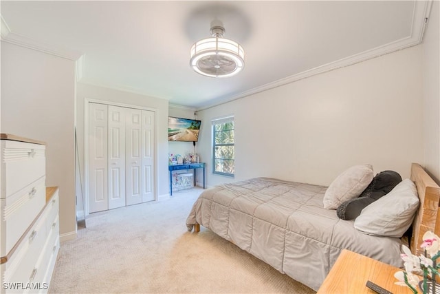 bedroom featuring light colored carpet, a ceiling fan, baseboards, ornamental molding, and a closet