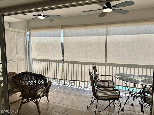 sunroom with ceiling fan