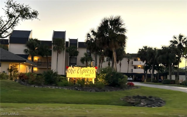 community / neighborhood sign featuring a lawn