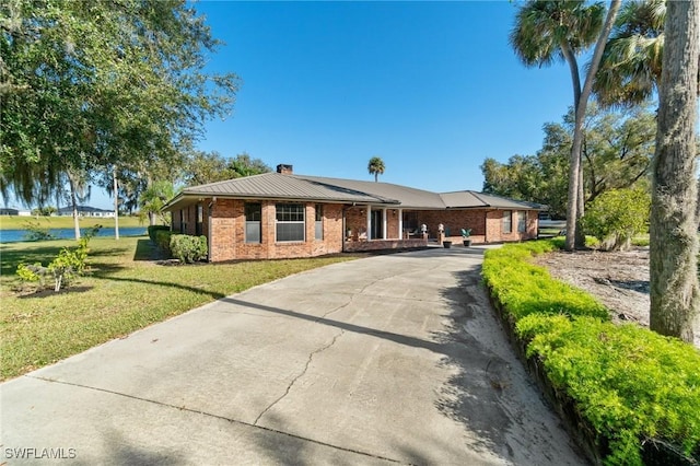 ranch-style house featuring a front lawn