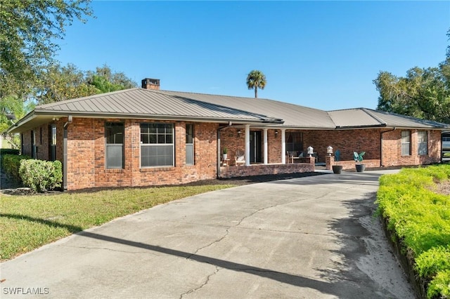 ranch-style home featuring a front lawn