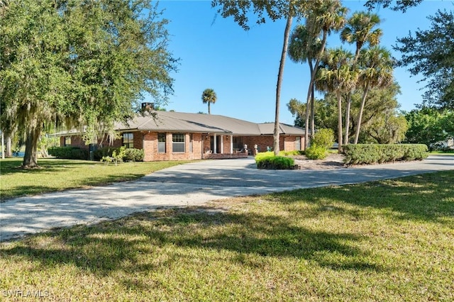 view of front of home featuring a front lawn