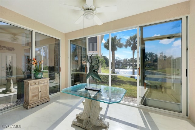 sunroom with ceiling fan