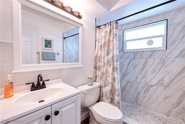 bathroom with toilet, a shower with shower curtain, vanity, and backsplash