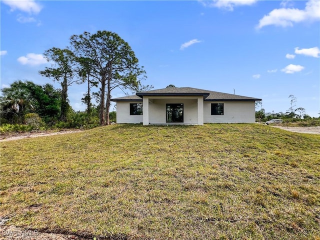 view of front facade featuring a front yard