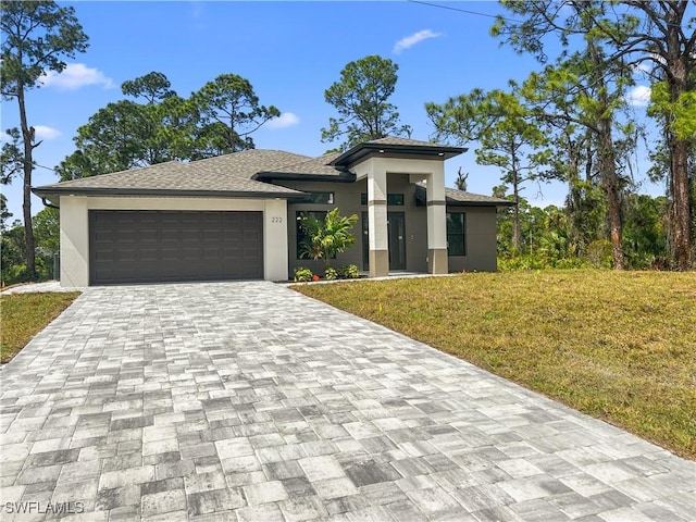 view of front of property featuring a front lawn and a garage