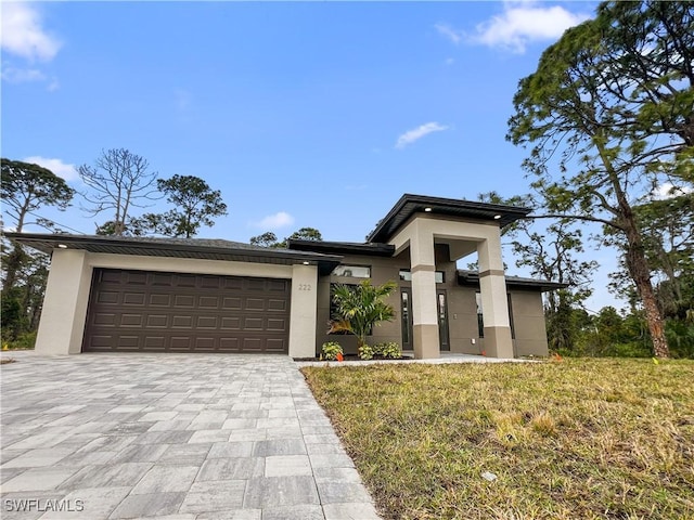 view of front of house featuring a front yard and a garage