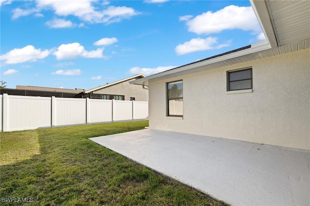 view of yard featuring a patio