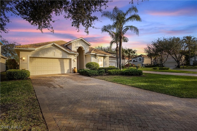 view of front of house featuring a lawn and a garage