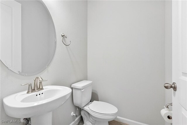 bathroom featuring toilet and sink