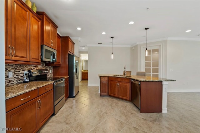 kitchen featuring an island with sink, stainless steel appliances, hanging light fixtures, and sink