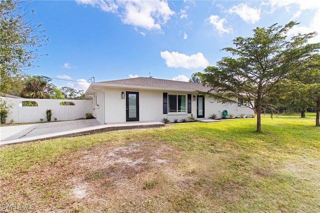 view of front of house featuring a patio and a front yard