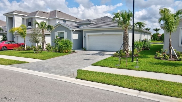 view of front of property featuring a front lawn