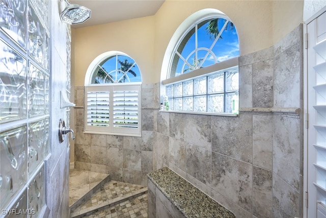 bathroom featuring a tile shower