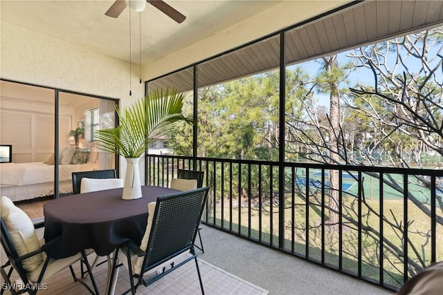 sunroom with ceiling fan