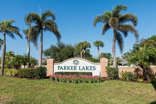 community sign featuring a yard