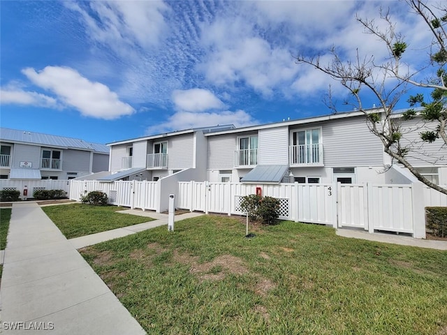 view of front of home featuring a front lawn