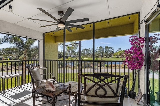 sunroom with ceiling fan