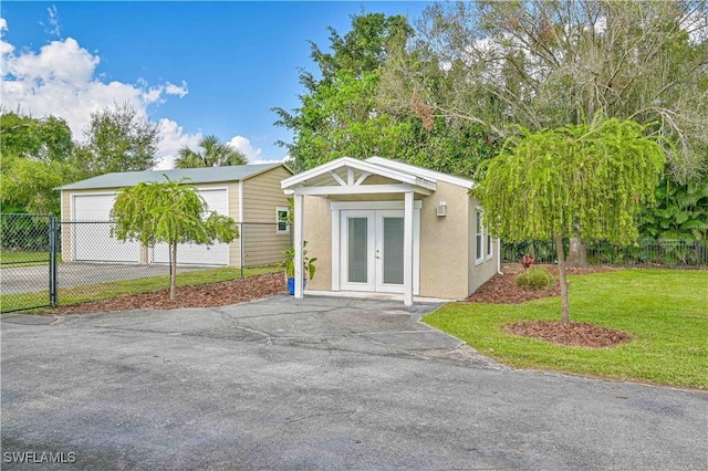 view of front of house featuring a front yard