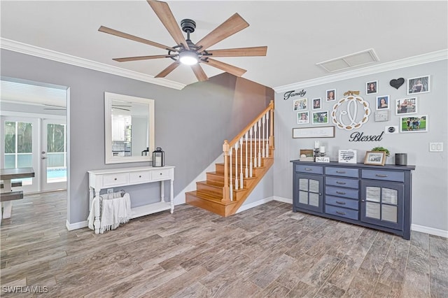 living room featuring ceiling fan, crown molding, and hardwood / wood-style floors