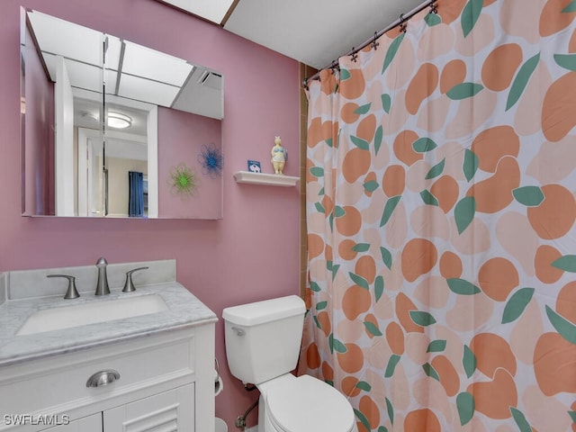 bathroom with a shower with curtain, vanity, and toilet