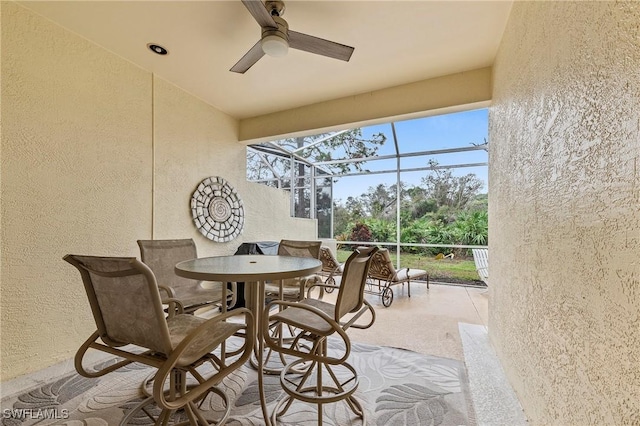 sunroom with ceiling fan