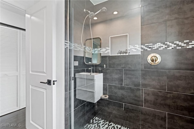 bathroom featuring tiled shower