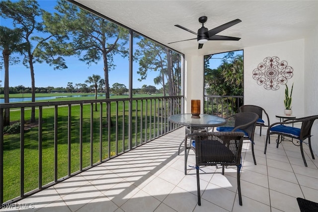 sunroom with ceiling fan