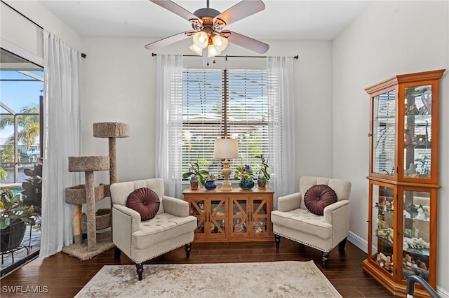 sitting room with ceiling fan