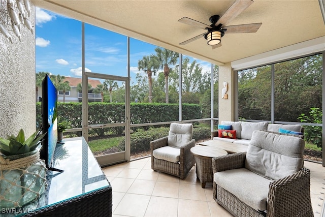 sunroom with ceiling fan