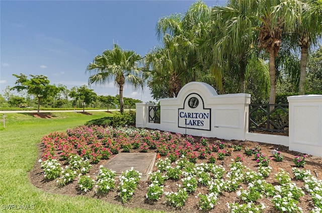 community sign featuring a yard